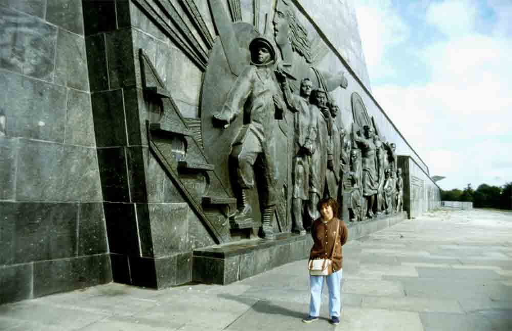163 - Rusia - Moscu - m. a los conquistadores del espacio - 1995
